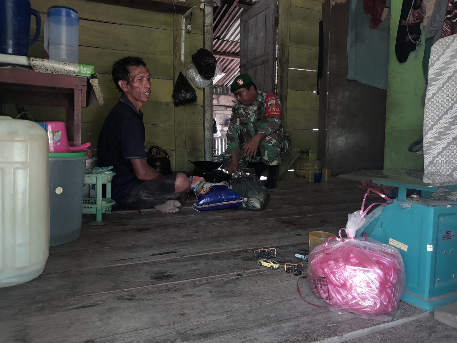 Serda Cerza Katno Turun Langsung Laksanakan Giat Babinsa Masuk Dapur