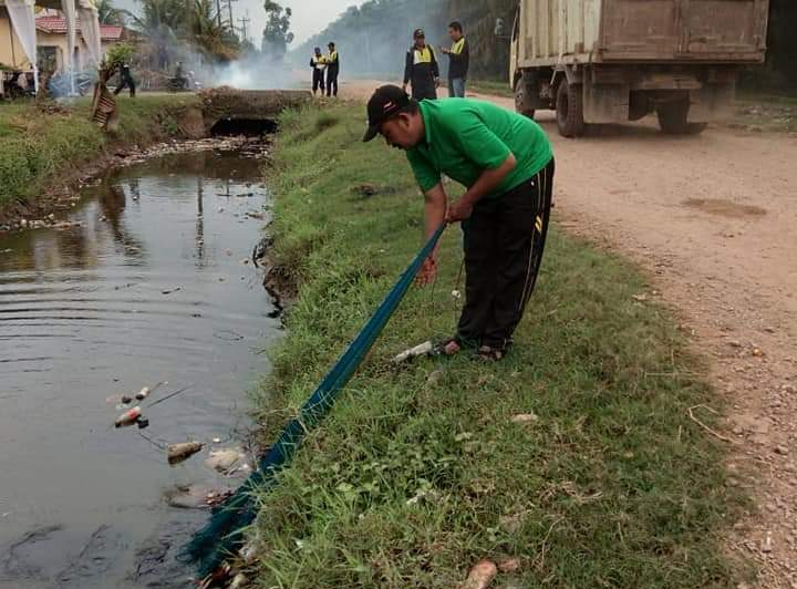 Camat Panai Hulu Lakukan Kegiatan Jumat Bersih di Desa Perkebunan Ajamu