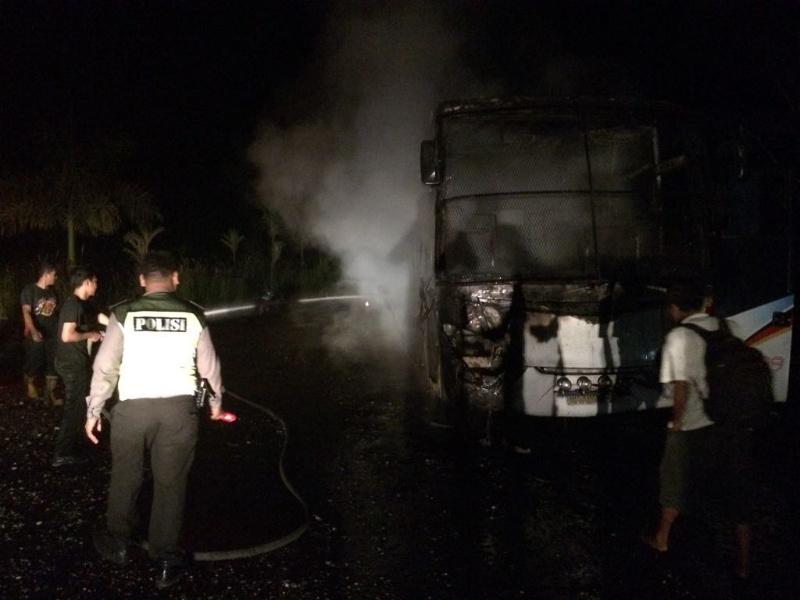 Bus PMS Ludes Dilalap Api di Tualang, Siak