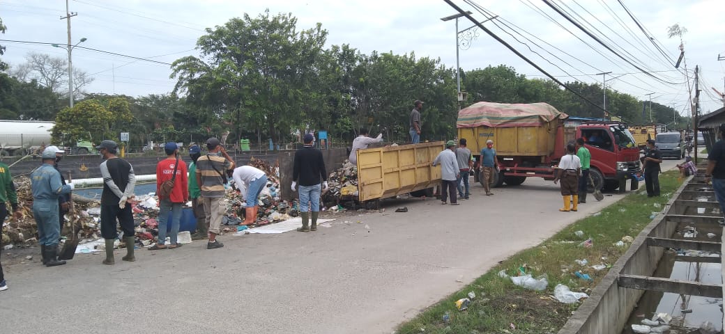 Camat Bersama Lima Lurah se Kecamatan Dumai Timur Bersihkan Sampah di Jalan Janur Kuning