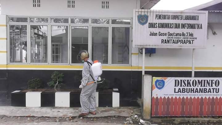 Cegah Penyebaran Virus Corona, Diskominfo Labuhanbatu Lakukan Penyemprotan Disinfektan
