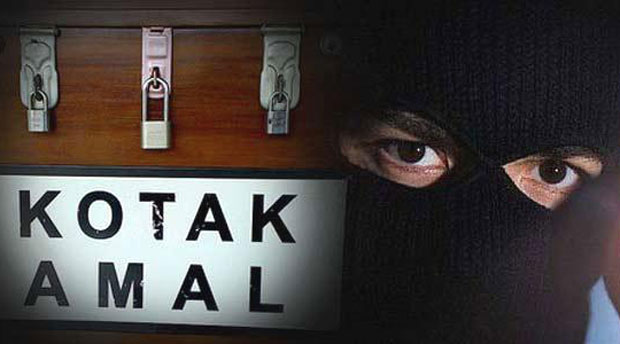 Kapok...!!! Jari Terjepit Dikotak Amal, Maling Ini Dihajar Warga