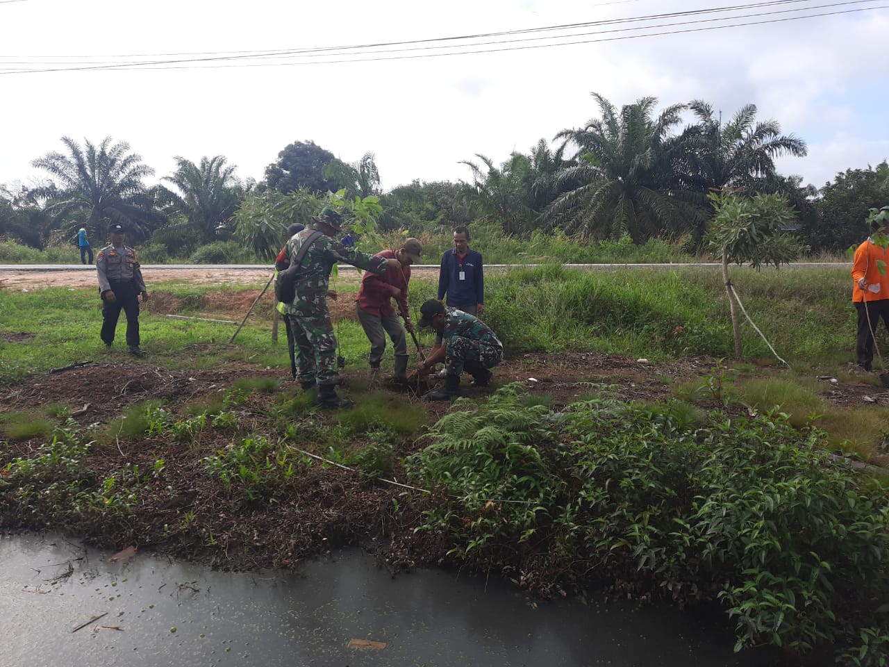 Pelda Hendrianto Ikuti Penanaman Pohon di Wilayah Binaannya