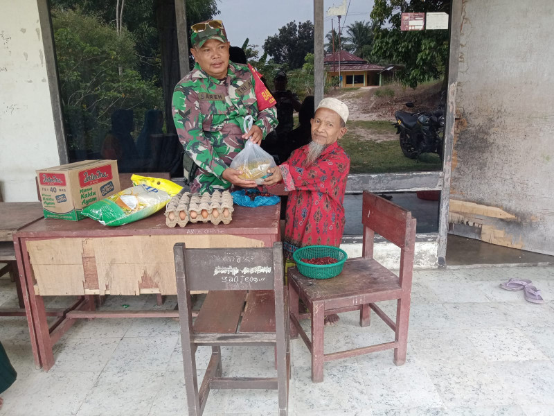 Babinsa Kelurahan Bagan Besar Berikan Bantuan Sembako Kepada Warga Kurang Mampu