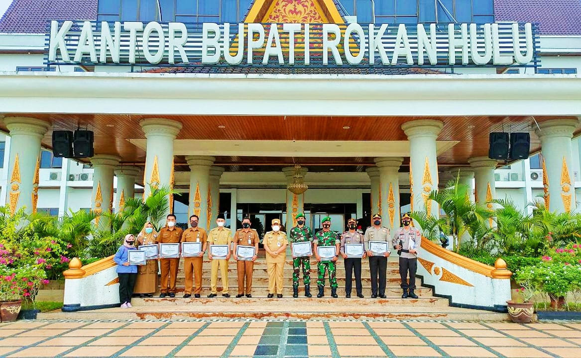 Capai Target Vaksinasi, Bupati Rohul Berikan Penghargaan