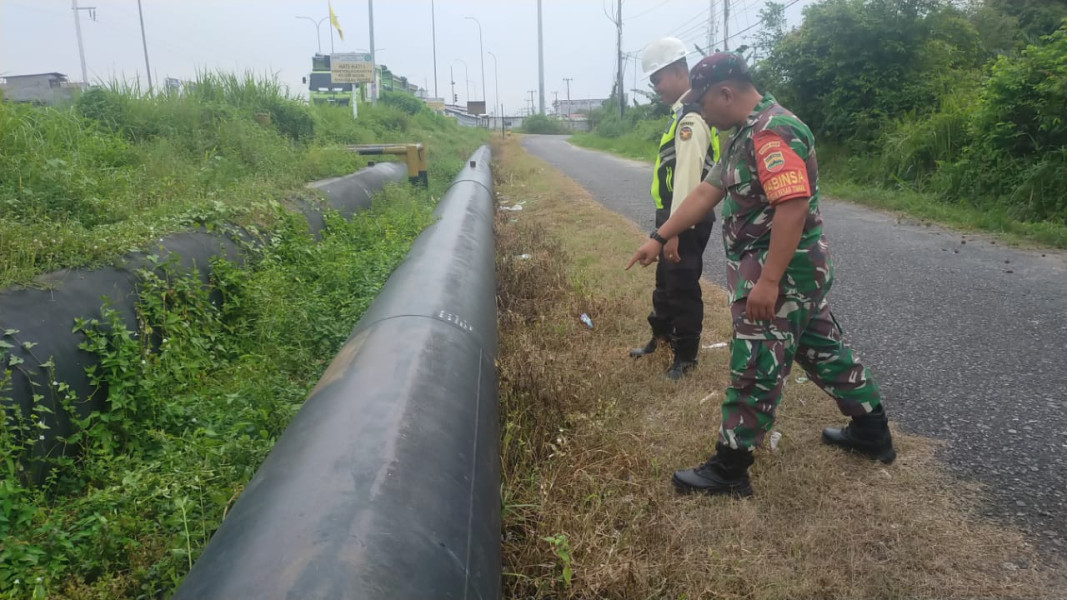 Babinsa Sertu Jum'at Desmanto dan Security Pertamina Cek Kondisi Pipa Minyak