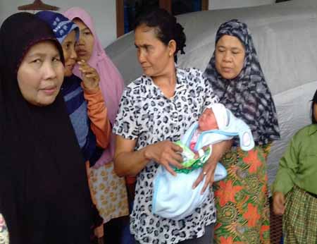 Bayi Perempuan Malang Ditemukan di Depan Rumah Warga di Tenayan Raya