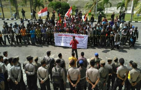 Warga Demo di Kantor Bupati dan DPRD Pelalawan
