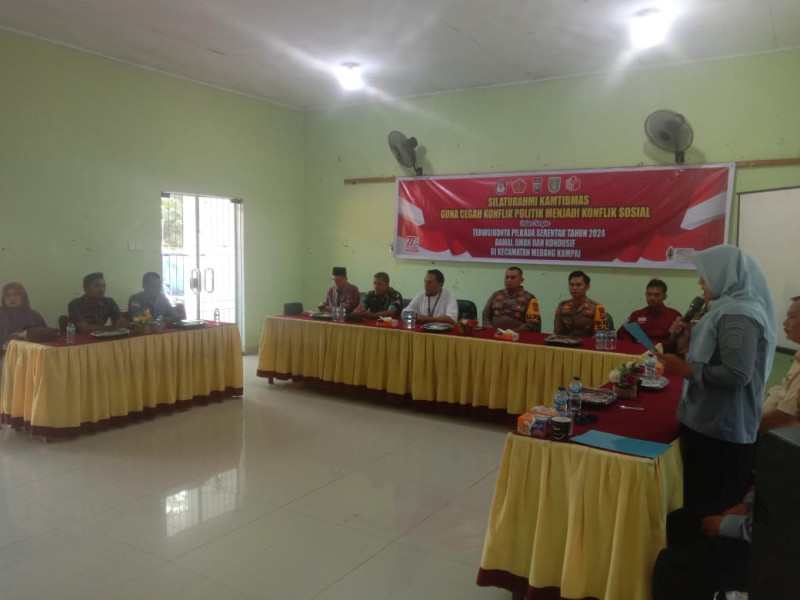Babinsa Teluk Makmur Hadiri Silaturahmi Kamtibmas untuk Cegah Konflik Politik Jadi Konflik Sosial