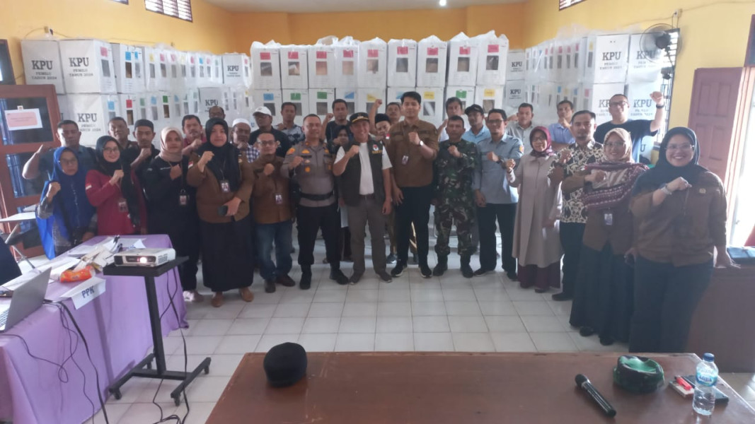 Rapat Rekapitulasi di PPK Dihadiri Oleh Danramil 02 BK