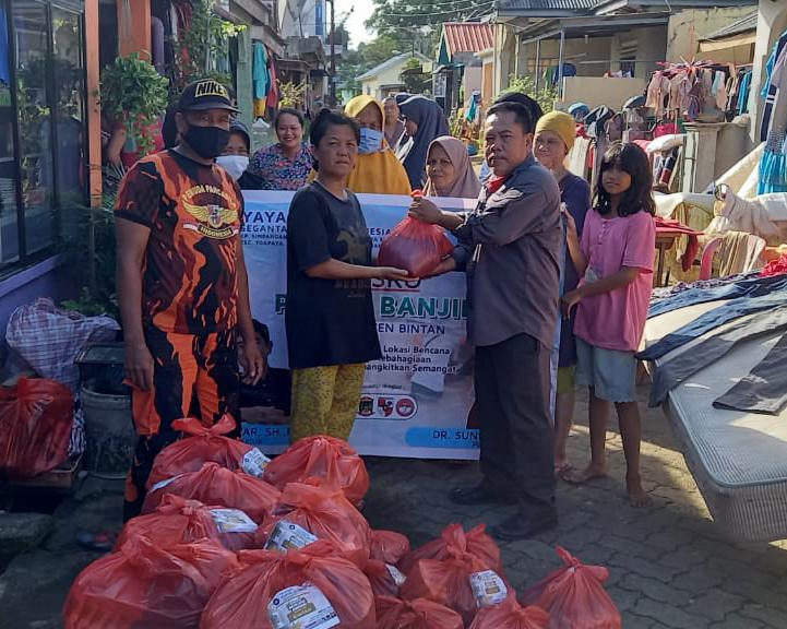 Yayasan Indonesia Selandang Lada dan Tim Gawat Kepri Memberikan Bantuan untuk Korban Banjir di Perum