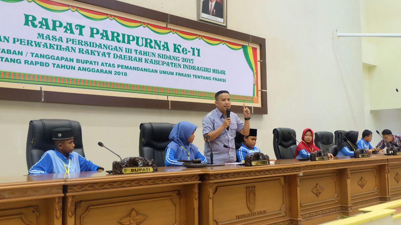 Praktikkan Rapat Paripurna, Ketua DPRD Inhil Bimbing Langsung Peserta Jambore Anak PMKS