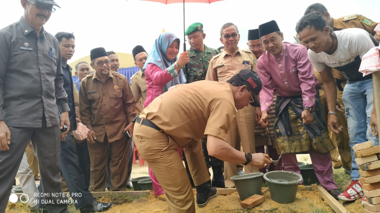 Bupati Rohil Apresiasi Swadaya Tokoh Masyarakat Bangko Pusako Bangun Ruang Sekolah dan Musolla