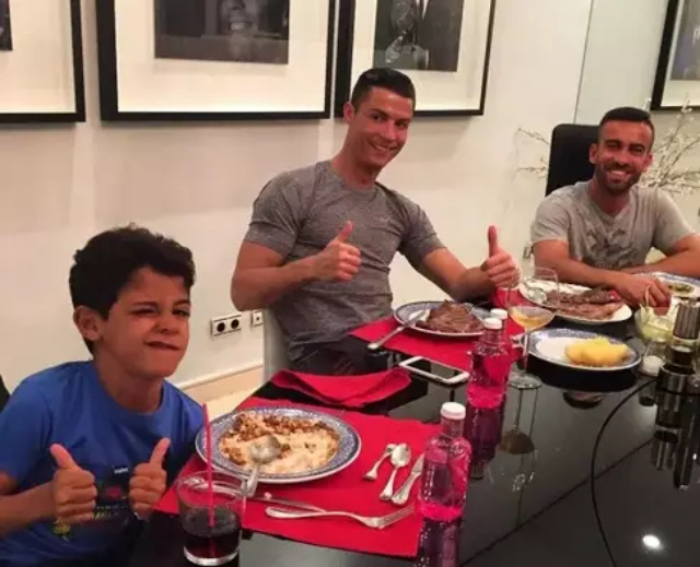 Rahasia Tubuh Kekar, Cristiano Ronaldo: Makan Pizza!