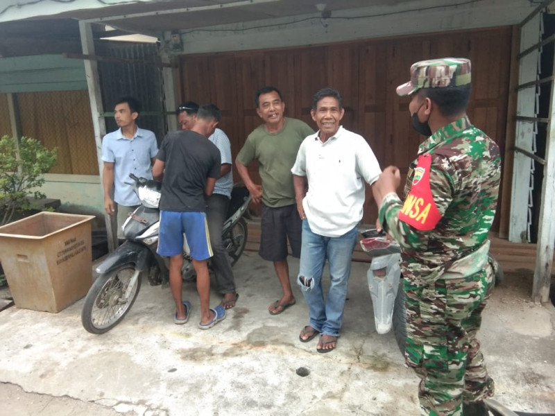 Jalin Silaturahmi, Babinsa Koramil 06 Merbau Laksanakan Komsos