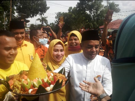 Mendaftar di Hari Kedua, Ribuan Massa Antarkan Pasangan ASRi ke KPU