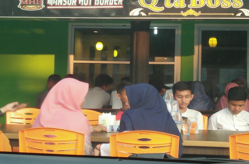 Masyarakat Mandau sudah banyak memenuhi Kafe untuk Bubar (Buka Bareng)