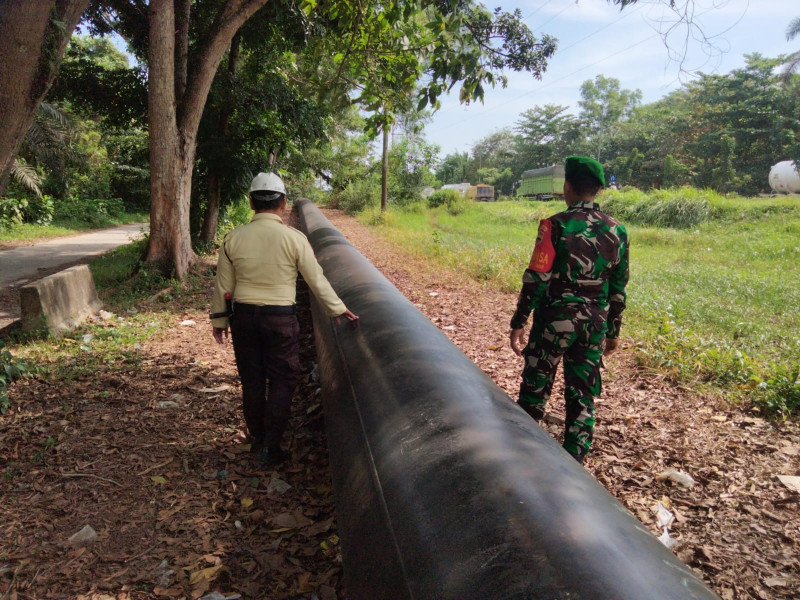 Patroli Bersama, Babinsa Ingatkan Warga Larangan Berjualan di Jalur Pipa