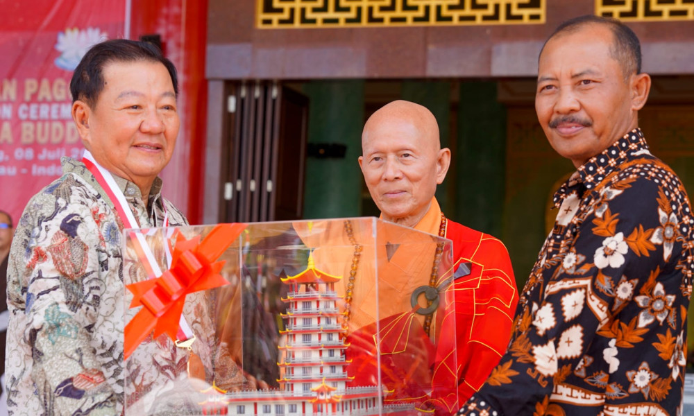 Sekdaprov Hadiri Peresmian Pagoda Sata-Saharsa Buddha di Tanjungpinang
