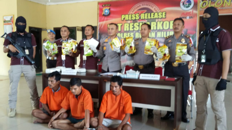 Polres Rohil Ungkap 15 Kg Sabu Asal Malaysia,  3 Tersangka Diamankan