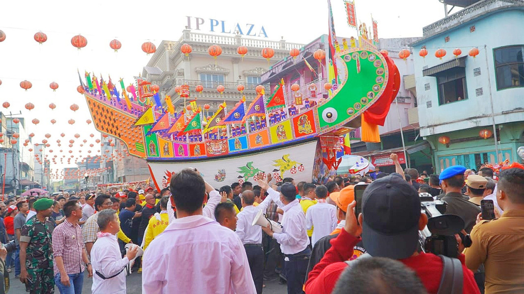 Ribuan Wisatawan Padati Festival Bakar Tongkang di Rokan Hilir