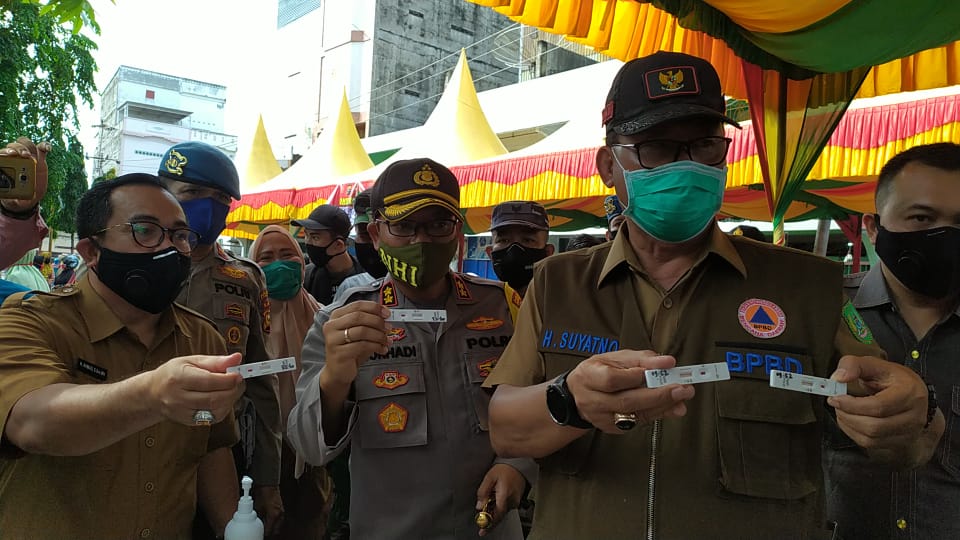 Polres Rohil Gelar Rapit Tes dan Bagi Masker Ke Pedagang di Pasar Datuk Rubiah Bagansiapiapi.