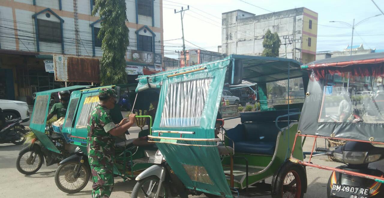 Sosialisasi Pencegahan Covid-19, Serda Harmaini Sasar Tukang Becak dan Masyarakat