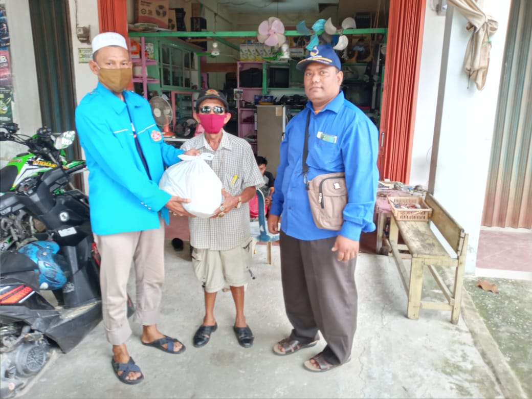 Karang Taruna Jayamukti Bagikan Sembako untuk Masyarakat