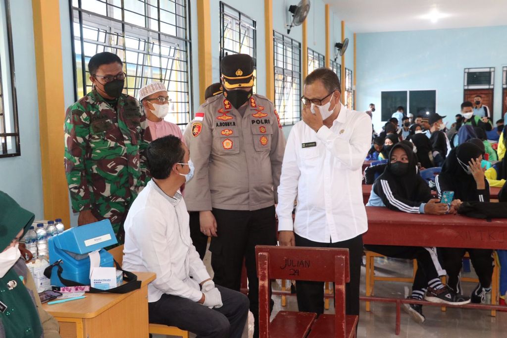 Kapolres Lingga Bersama FKPD Lingga Tinjau Vaksinasi Merdeka Serentak di SMKN 1 Dabo Singkep
