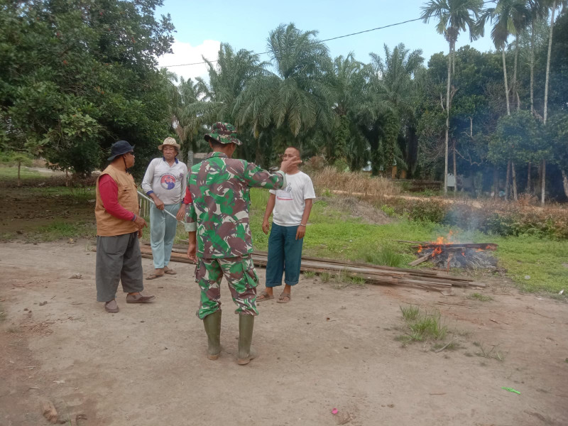 Sertu Ramli Melaksanakan Sosialisasi Untuk Mencegah Karhutla