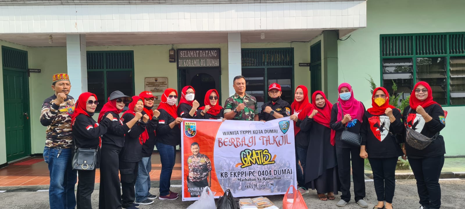 Koramil-01 dan KB FKPPI PC 0404 Laksanakan Kegiatan Pembagian Takjil