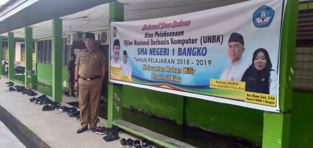 Bupati Rohil Suyatno Tinjau Pelaksaan UN di Tiga Sekolah