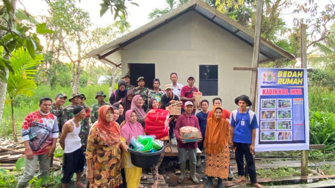 Bantu Masyarakat Tak Mampu, Kadin Inhil Lakukan Bedah Rumah di Pulau Palas