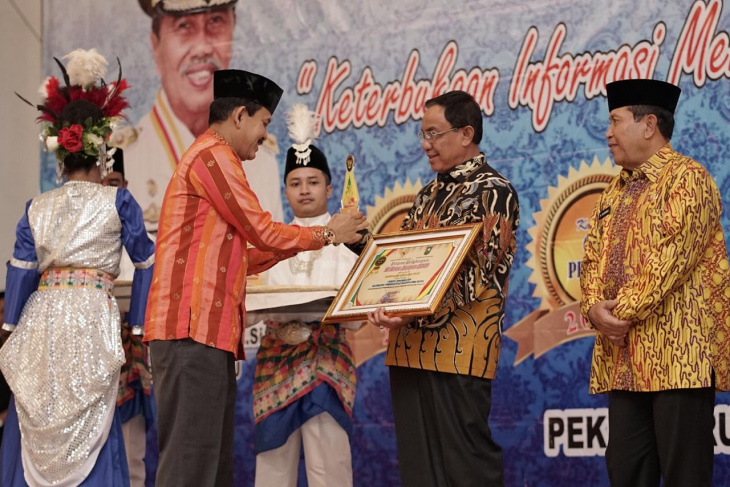 Bupati Wardan Terima KI Riau Award 2019