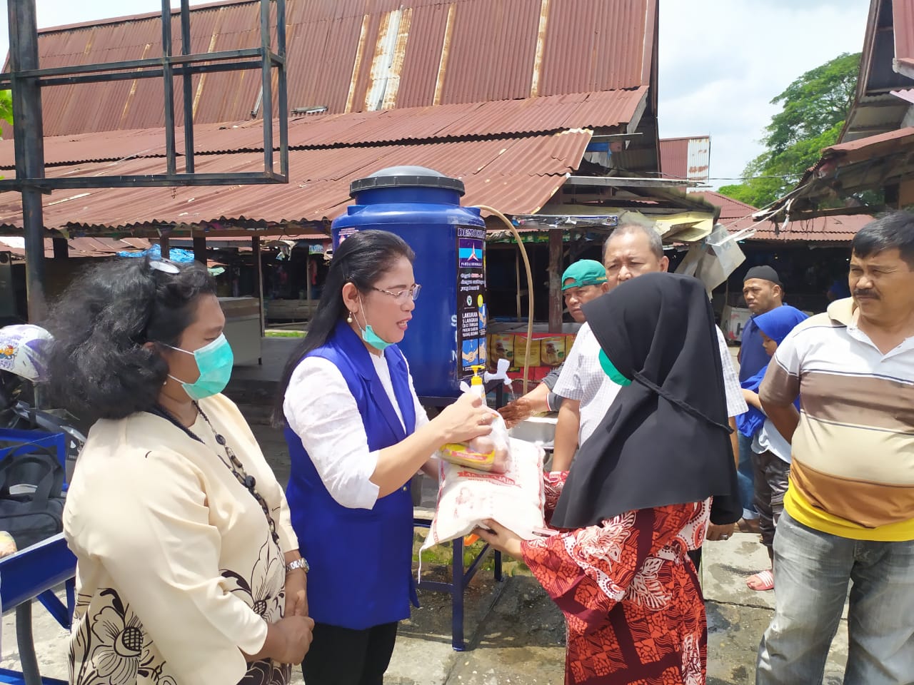 Tjepta Sihotang Distribusikan  Sembako Dan Tangki Air di Pasar Palapa