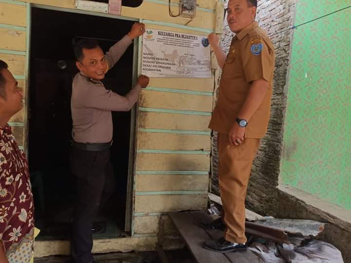 Labeli Rumah Penerima PKH, Camat Panai Hulu Datangi Desa Tanjung Sarang Elang