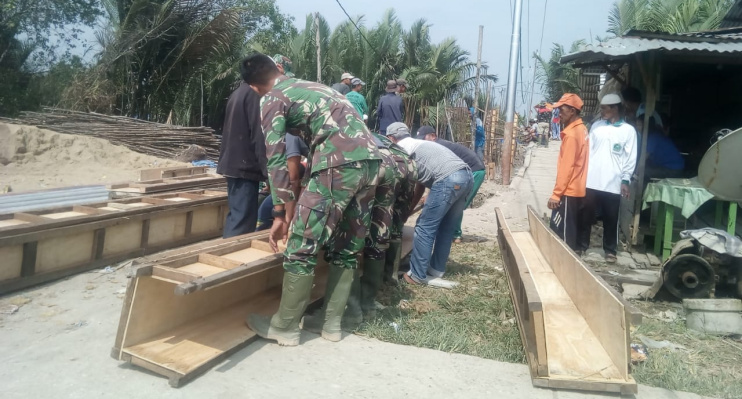 Tak Peduli Siang Malam, Satgas TMMD ke-106 Tetap Berjibaku