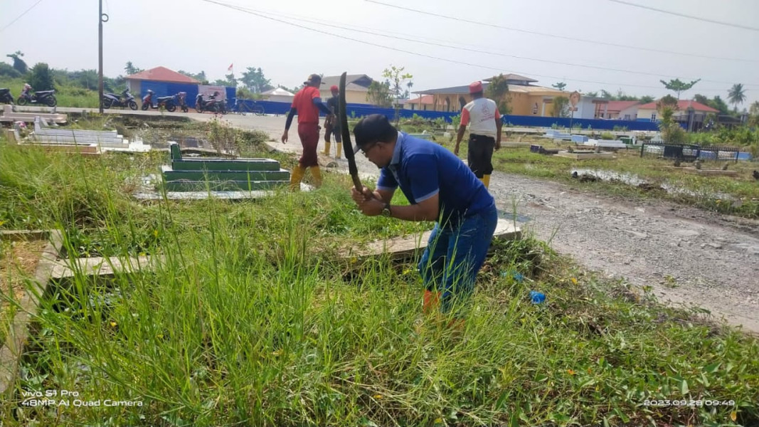 Menyambut HUT Rokan Hilir, DLH Setempat Bersih-Bersih Rumah Ibadah dan Makam
