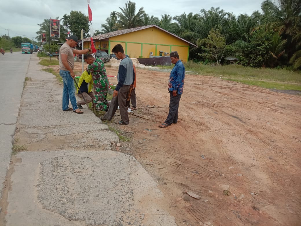 Jelang Kehadiran Mentri LHK, Babinsa dan Masyarakat Laksanakan Gotong Royong