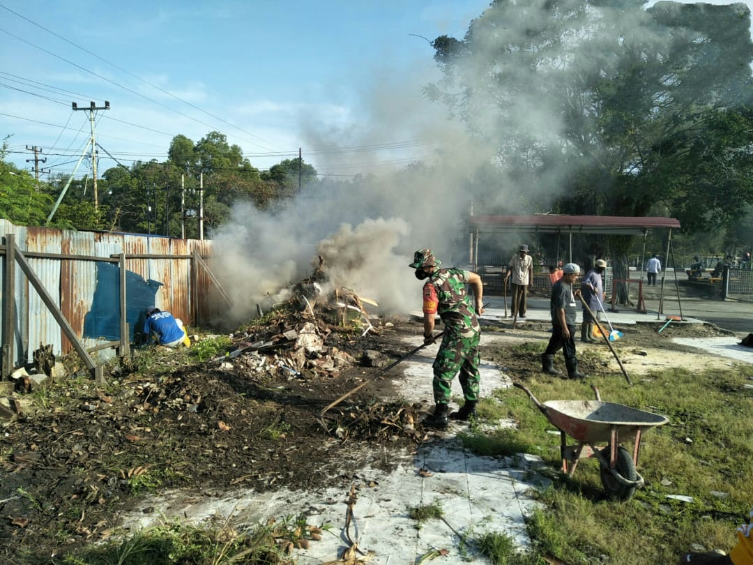Sinergitas Mencegah Demam Berdarah, Serda Boby dan Masyarakat Laksanakan Gotong Royong