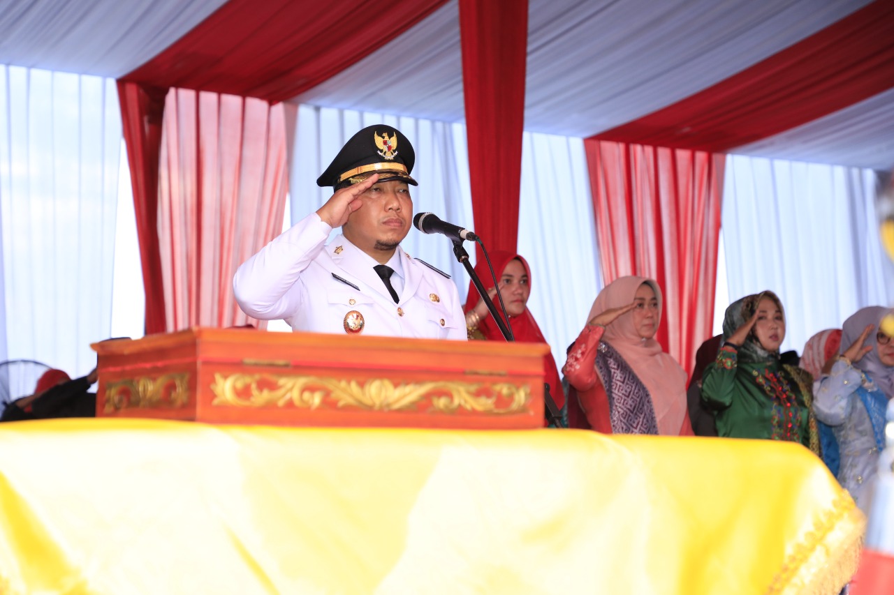 Didepan Istana Siak, Husni Merza Pimpin Upacara Penurunan Bendera Merah Putih HUT RI ke-77 Thn 2022