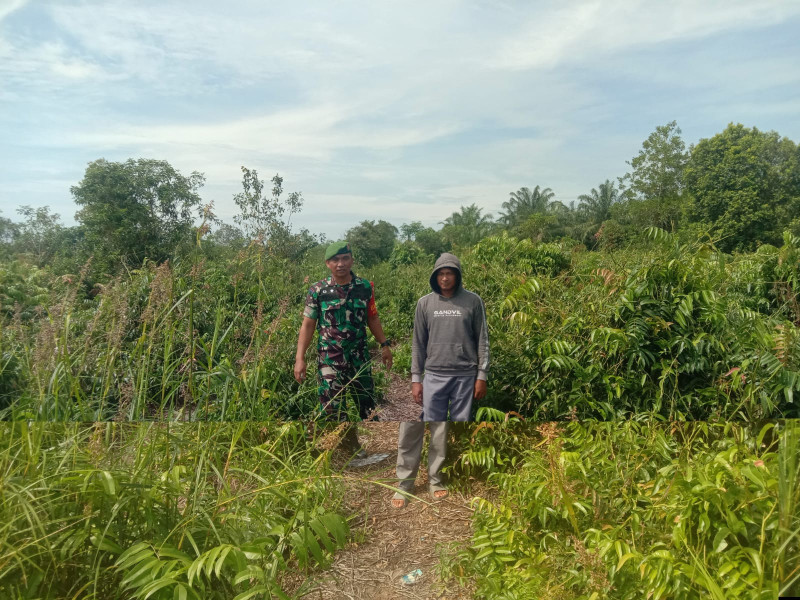 Babinsa Bagan Keladi Sosialisasikan Bahaya Karhutla kepada Warga