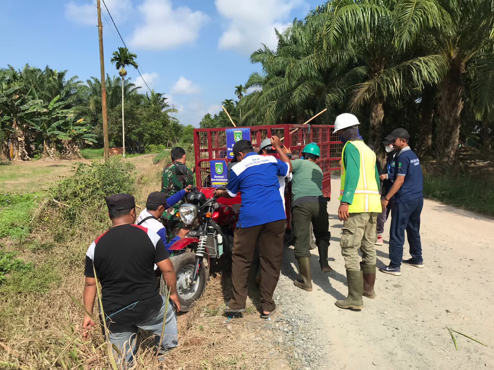 Jaga Keamanan Wilayah, Kopda Andri Waluyo Laksanakan Gotong Royong