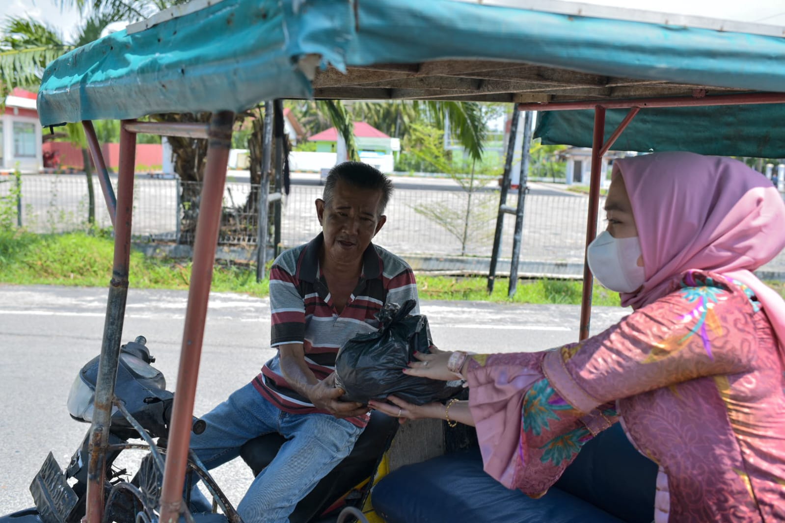 Jelang Pelantikan, BKNDI Bagikan Paket Sembako ke Warga Kurang Mampu
