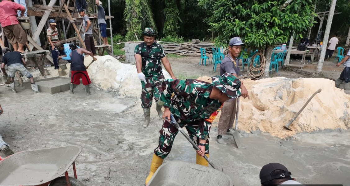 Babinsa Koramil 03 dan Warga Kelurahan Sungai Geniot Bergotong Royong Bangun Masjid