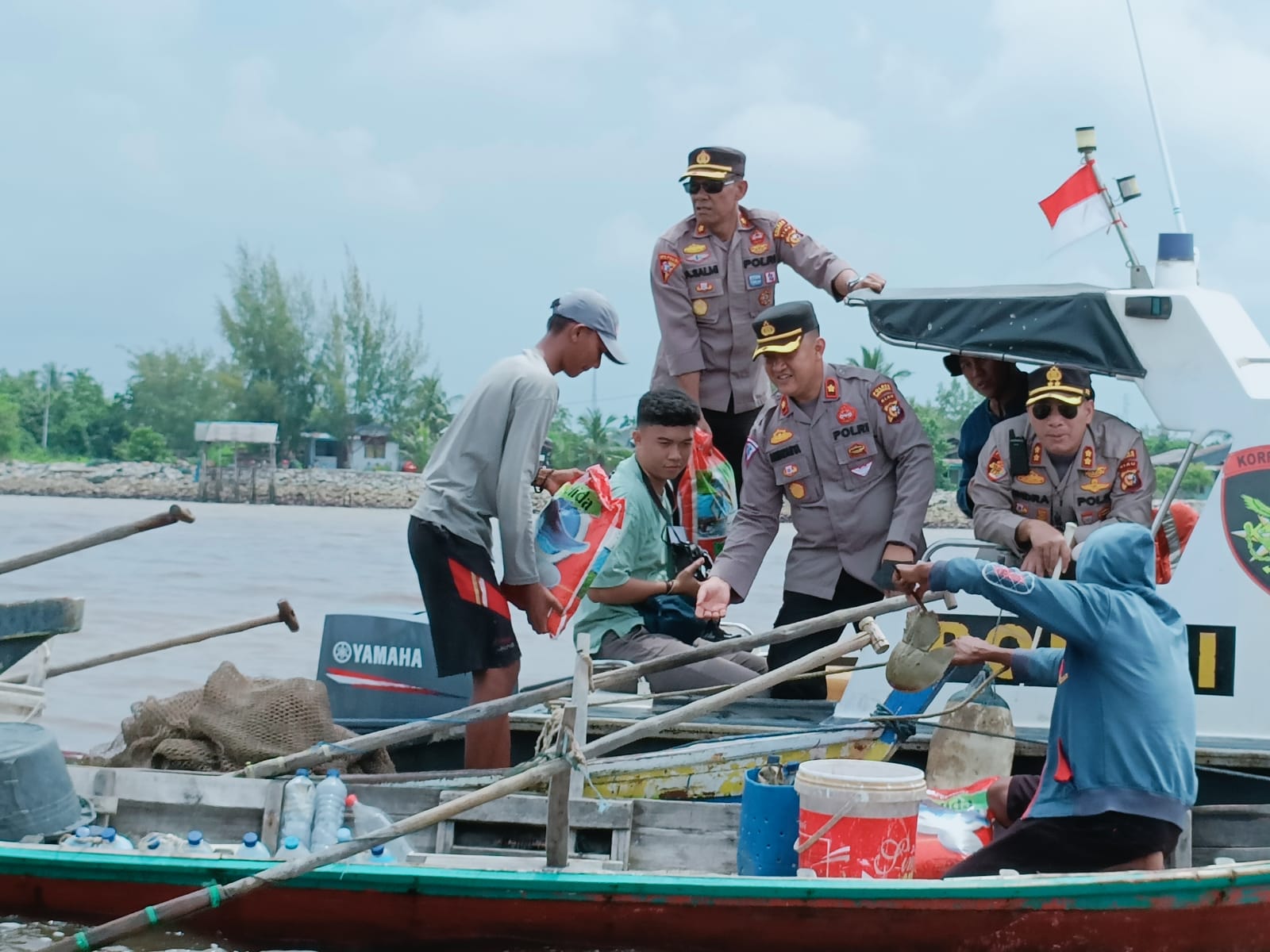 Polres Bengkalis Bagikan 400 Kg Beras dan Sembako Kepada Para Nelayan