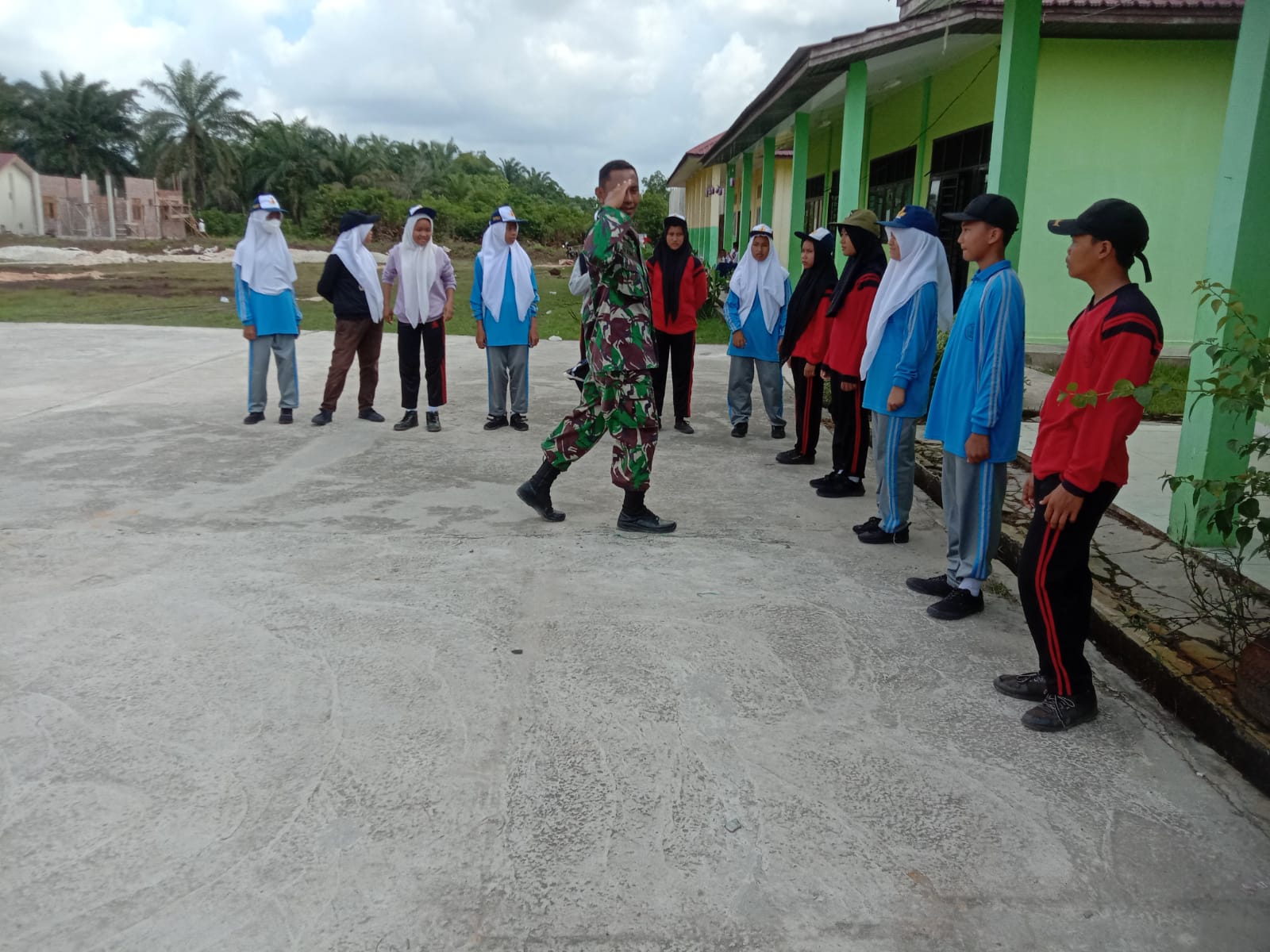 Jelang Perlombaan PBB Sertu Ramli Latih Siswa SLTP 20