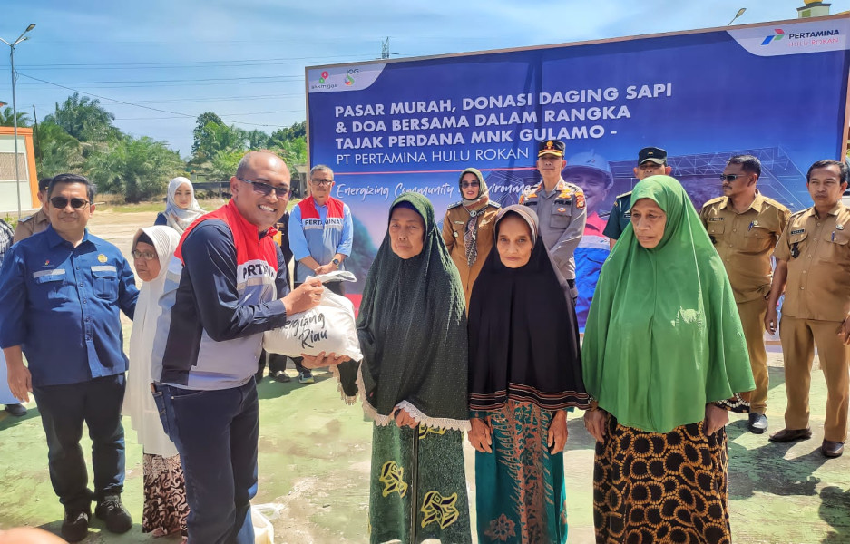 Warga Terharu, SKK Migas-PT PHR Donasikan Daging Sapi dan 1.000 Paket Pasar Murah di Rohil