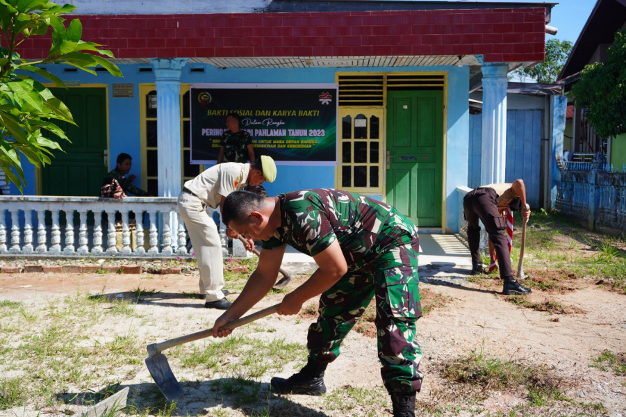 Dandim 0320/Dumai Ikuti Upacara Sempena Hari Pahlawan dan Serahkan Cinderamata Untuk Veteran