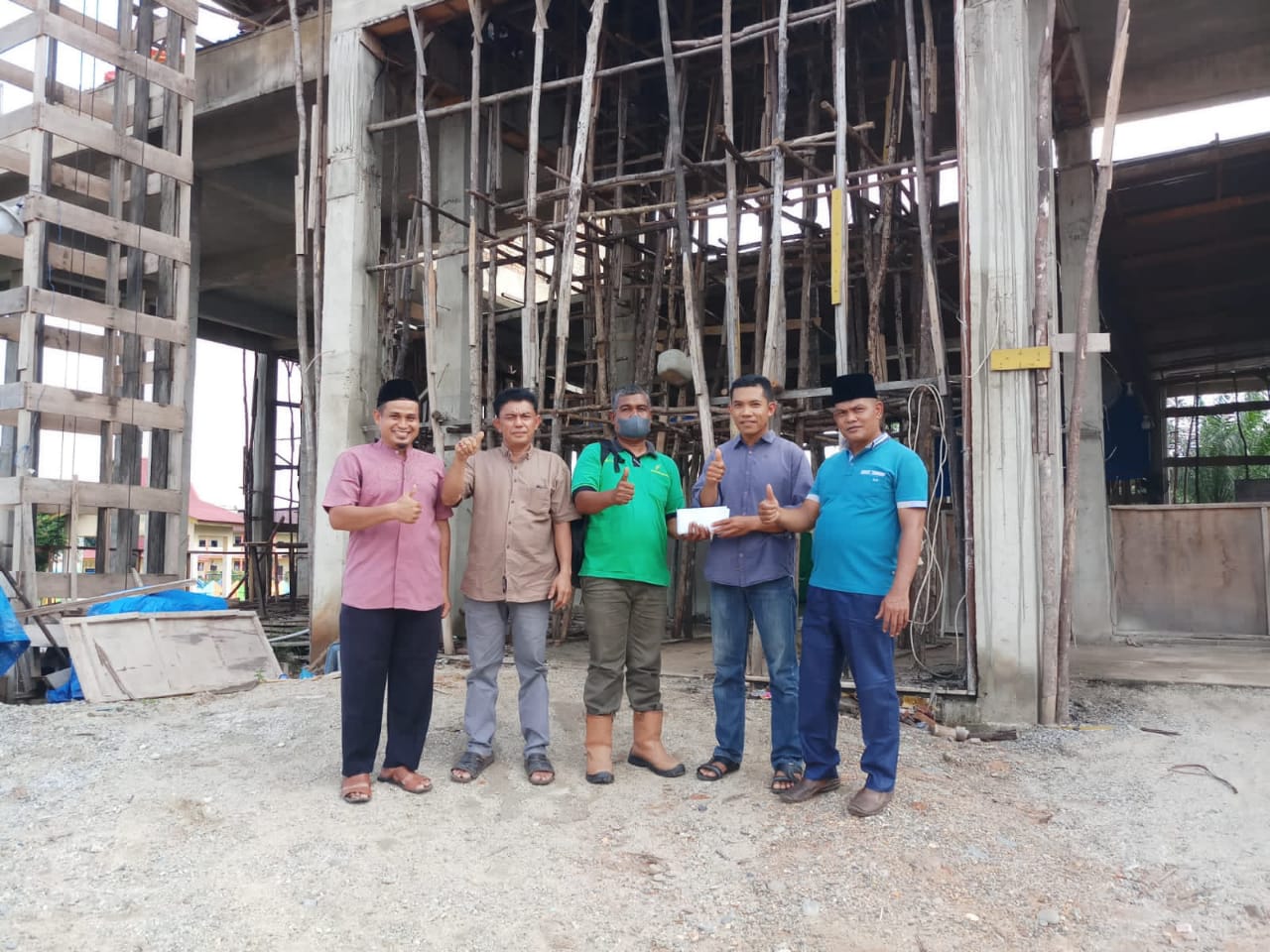 PT RSI Salurkan Bantuan Masjid Al Muqarrabin Ujungbatu